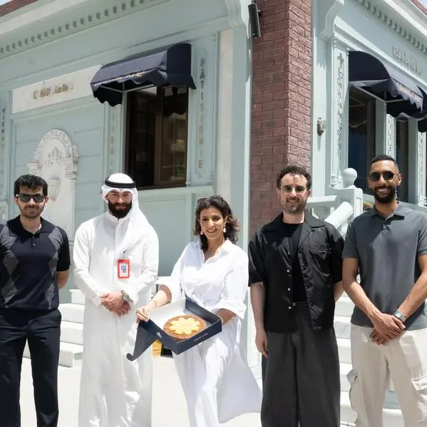 بنك الخليج يواصل دعم المشروعات الكويتية ويُهدي عملاءه كيكة العرفج