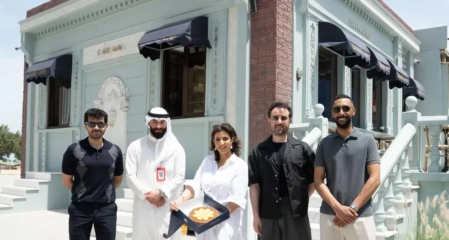 بنك الخليج يواصل دعم المشروعات الكويتية ويُهدي عملاءه كيكة العرفج