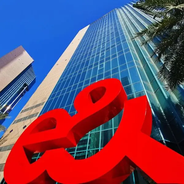 E& accelerates its 5.5G evolution with 4-carrier aggregation on smartphones — a first in the region