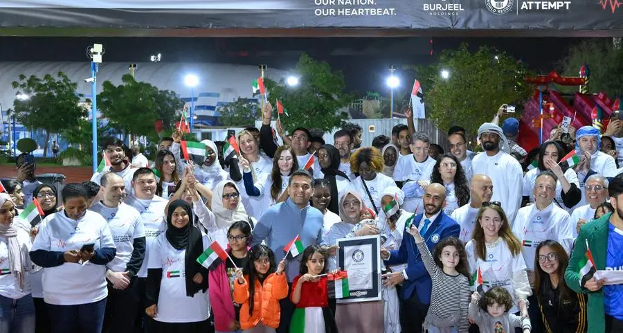 كوادر الرعاية الصحية تسجل رقماً قياسياً في غينيس بتوحيد 64 جنسية تحت راية واحدة دعماً للإمارات