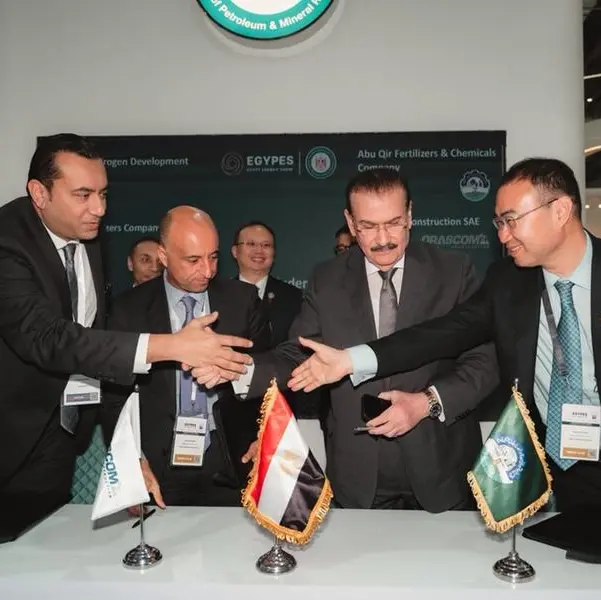 Signing an MoU between a consortium comprising of Abu Qir, AlexFert, Orascom Construction and UEG