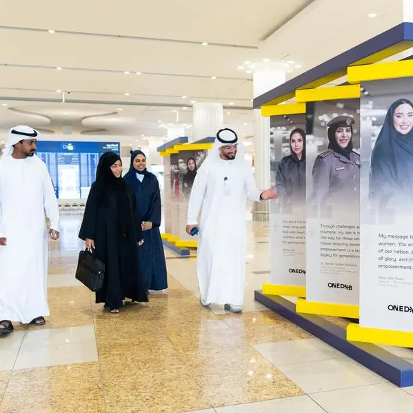 مطارات دبي تضيء على إنجازات المرأة الإماراتية في قطاع الطيران بمعرض \"رسائل إلى الغد\"