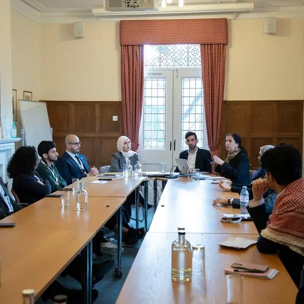 مبادرة \"بالعربي\" التابعة لمؤسسة قطر و\"مناظرات قطر\" يناقشان العدالة المعرفية الرقمية ضمن بطولة المملكة المتحدة الثانية لمناظرات الجامعات باللغة العربية