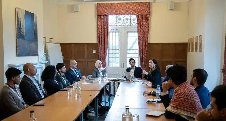 مبادرة \"بالعربي\" التابعة لمؤسسة قطر و\"مناظرات قطر\" يناقشان العدالة المعرفية الرقمية ضمن بطولة المملكة المتحدة الثانية لمناظرات الجامعات باللغة العربية