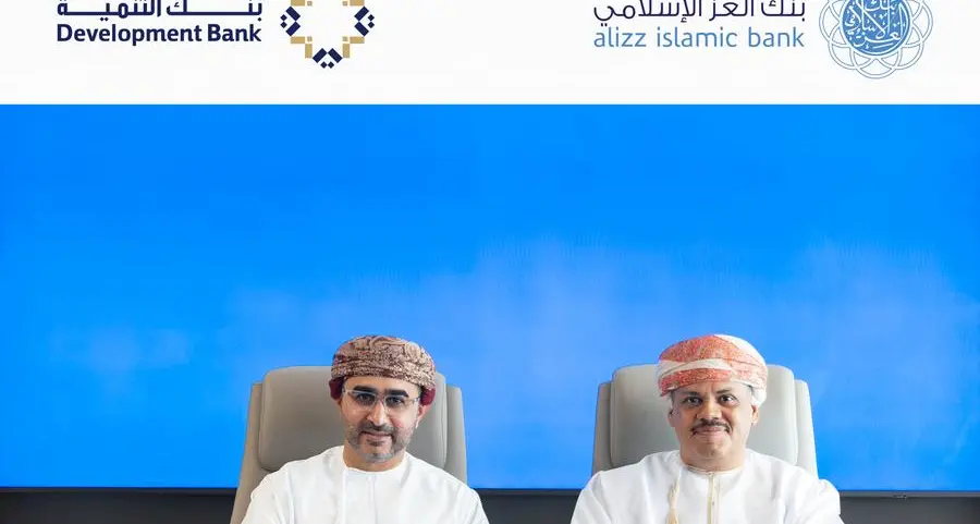 بنك العز الإسلامي وبنك التنمية يوقعان مذكرة تفاهم لإطلاق برنامج ضمان التمويلات دعماً للمؤسسات العُمانية