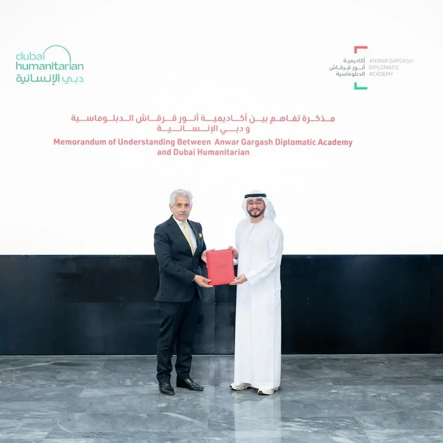 دبي الإنسانية وأكاديمية أنور قرقاش الدبلوماسية توقّعان مذكرة تفاهم لتعزيز التعاون في المجالين الإنساني والدبلوماسي