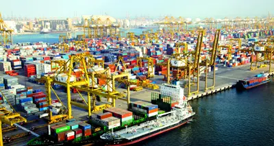 الإمارات ترسخ ريادتها الجمركية في التجارة العالمية