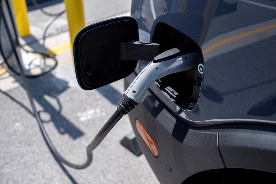 Oman launches $250mln project to produce electric vehicles, battery cells