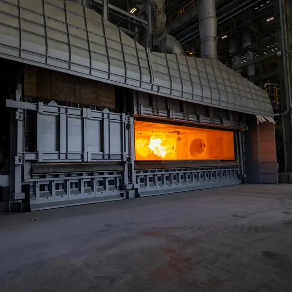 تشغيل فرن الصهر في مصنع إعادة تدوير الألمنيوم التابع لشركة الإمارات العالمية للألمنيوم في أبوظبي