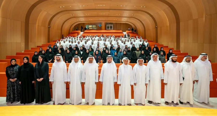 هيئة كهرباء ومياه دبي تكرّم موظفيها المتميزين من خريجي برنامج \"ماجستير أنظمة وتقنيات طاقة المستقبل\"