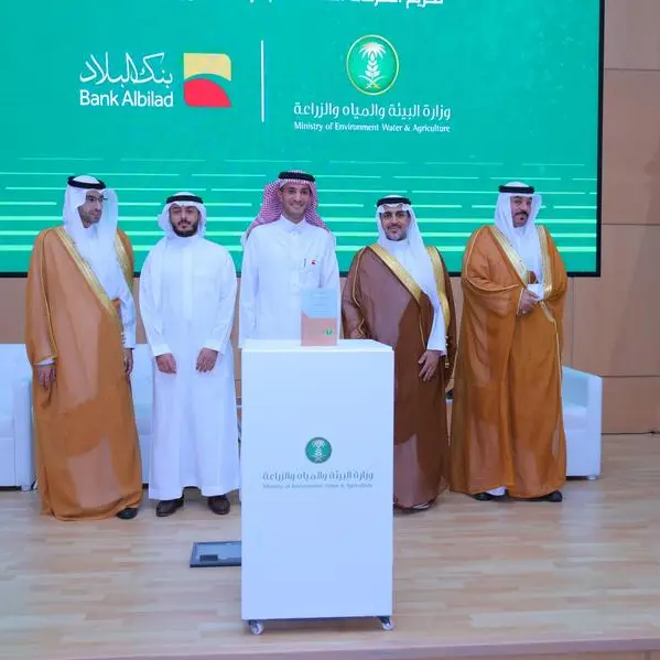 معالي نائب وزير البيئة والمياه والزراعة يكرم بنك البلاد تقديراً لمبادراته البيئية