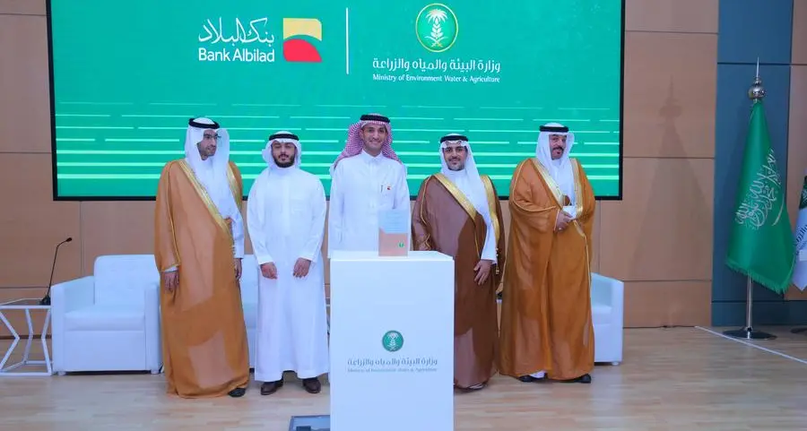 معالي نائب وزير البيئة والمياه والزراعة يكرم بنك البلاد تقديراً لمبادراته البيئية