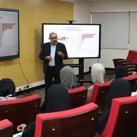 جامعة الخليج العربي تستعرض مع خبراء الكهرباء والماء تجربة البحرين الرائدة في تحلية المياه وتقنياتها الحديثة ضمن أنشطة الكراسي العلمية
