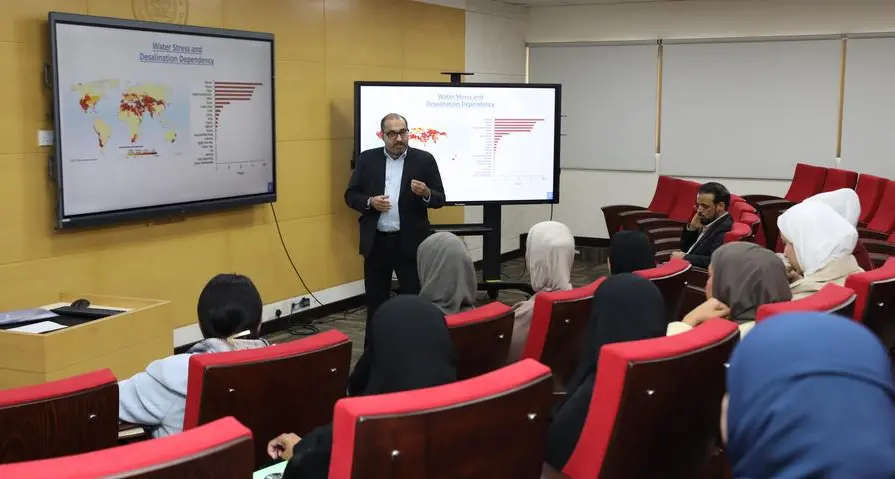 جامعة الخليج العربي تستعرض مع خبراء الكهرباء والماء تجربة البحرين الرائدة في تحلية المياه وتقنياتها الحديثة ضمن أنشطة الكراسي العلمية