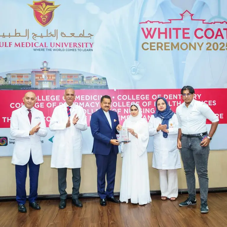 جامعة الخليج الطبية ترحب بإستقبال 1,189 من ممتهني الرعاية الصحية المستقبليين في حفل المعطف الأبيض 2025