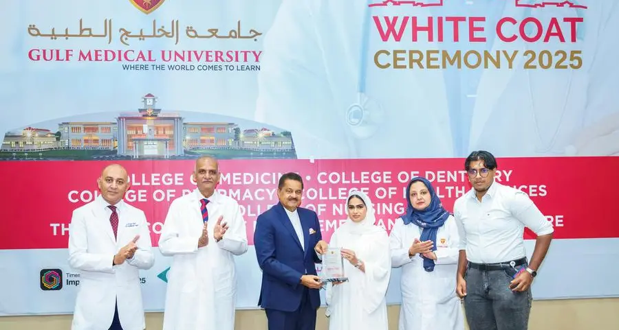 جامعة الخليج الطبية ترحب بإستقبال 1,189 من ممتهني الرعاية الصحية المستقبليين في حفل المعطف الأبيض 2025