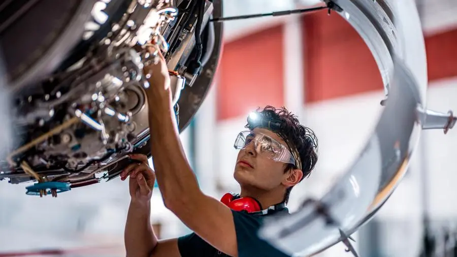 GCAA, Abu Dhabi Aviation Group sign MoU on aircraft maintenance training