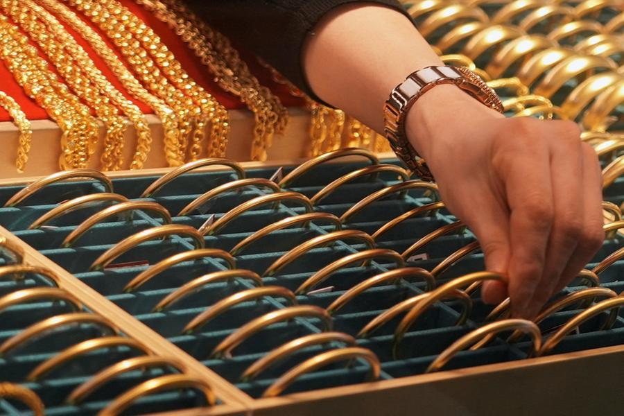 Gold falls over 2% on fading Middle East peace hopes