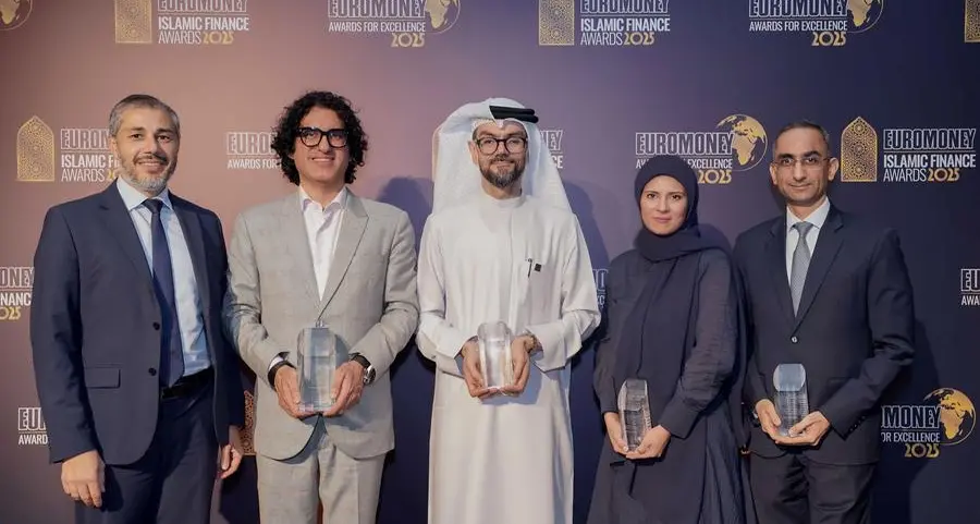\"الإمارات الإسلامي\" يحصد جوائز تقديرية من \"جوائز يوروموني للتمويل الإسلامي 2025\"