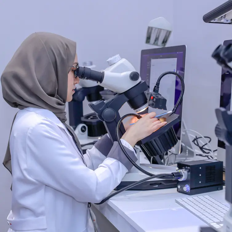 \"دانات\" يقدم شهادات فحص فورية معتمدة لمقتنيات زوار معرض الجواهر العربية 2025