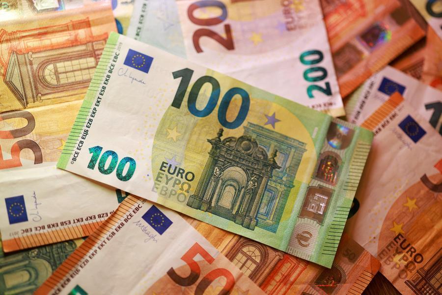 Falling Oil Boosts Risk, Eurozone Bond Yields Drop