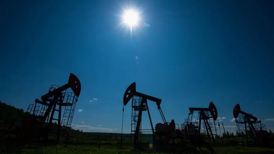 Oil prices up on US-Venezuela tensions, but set for weekly decline