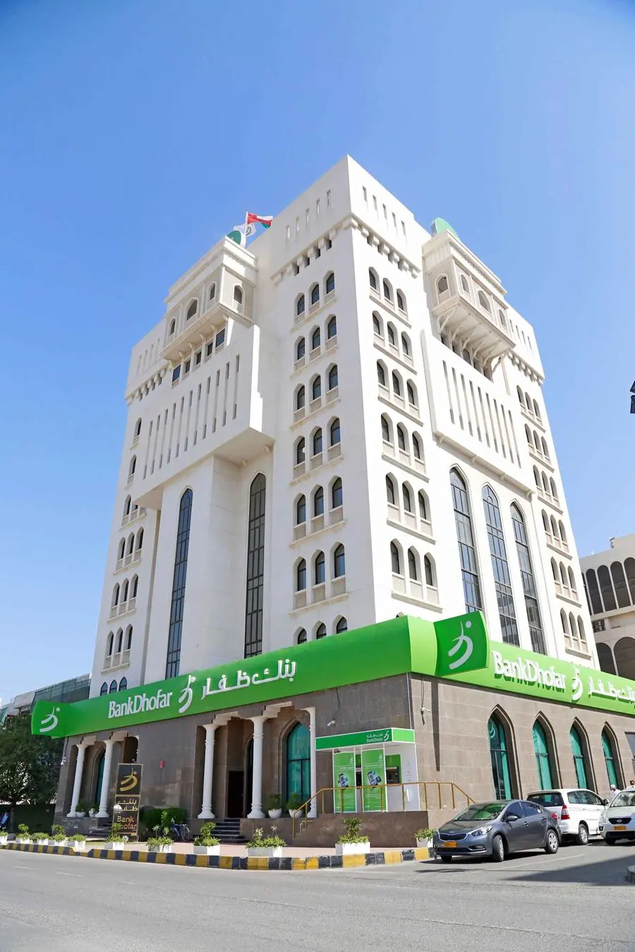بنك ظفار يؤكد دعمه لمسيرة تطوير القطاع المالي ويشيد بزيارة صاحب السمو السيد ذي يزن للبنك المركزي