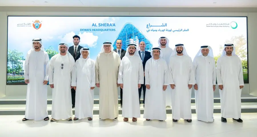 وفد من شركة \"مصدر\" يزور \"الشراع\"، أطول وأضخم وأذكى مبنى حكومي إيجابي الطاقة في العالم