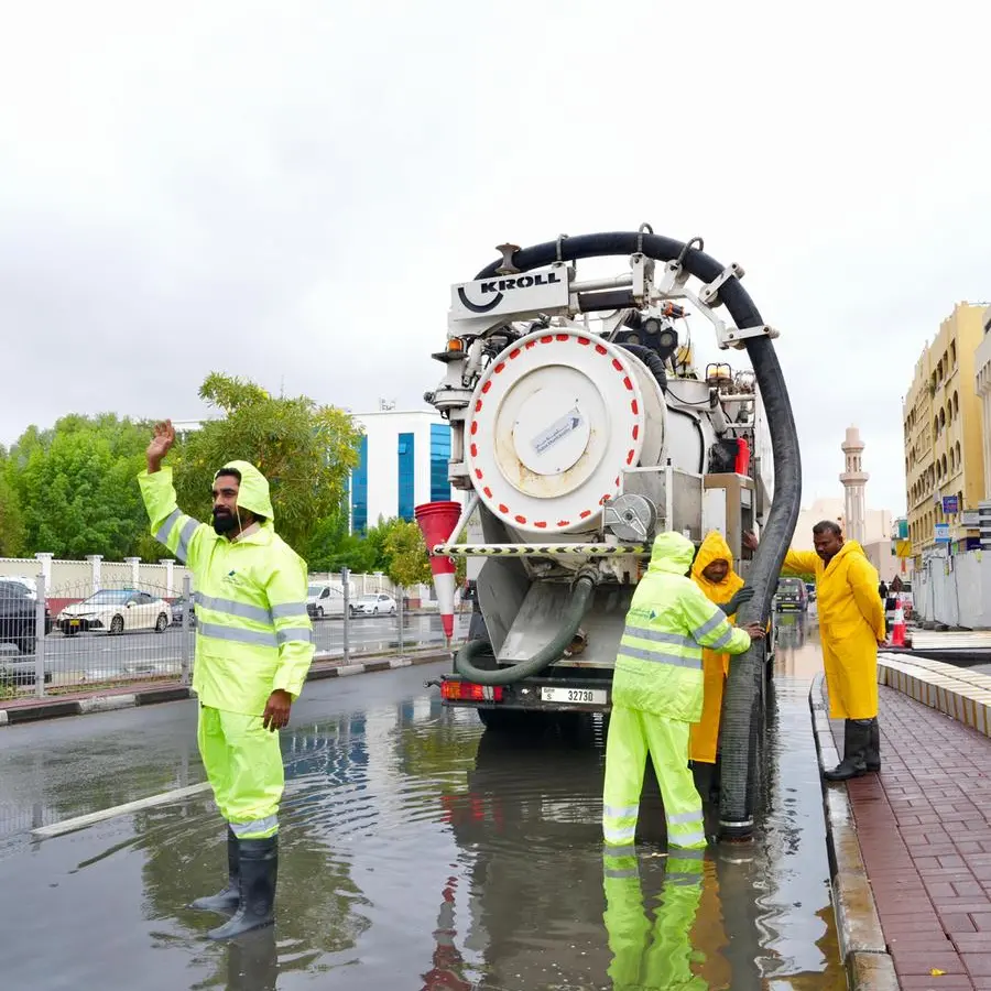 بلدية دبي تُدير تداعيات الحالة الجوية بكفاءة عالية رسّخت مكانة دبي كأكثر مدن العالم مرونةً