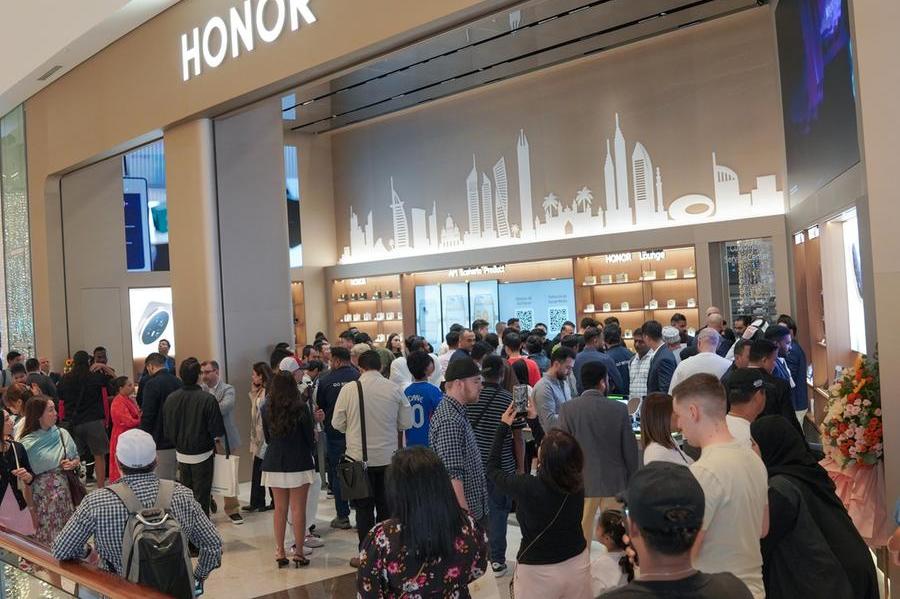 HONOR Launches Major Store at Dubai Mall for AI Living