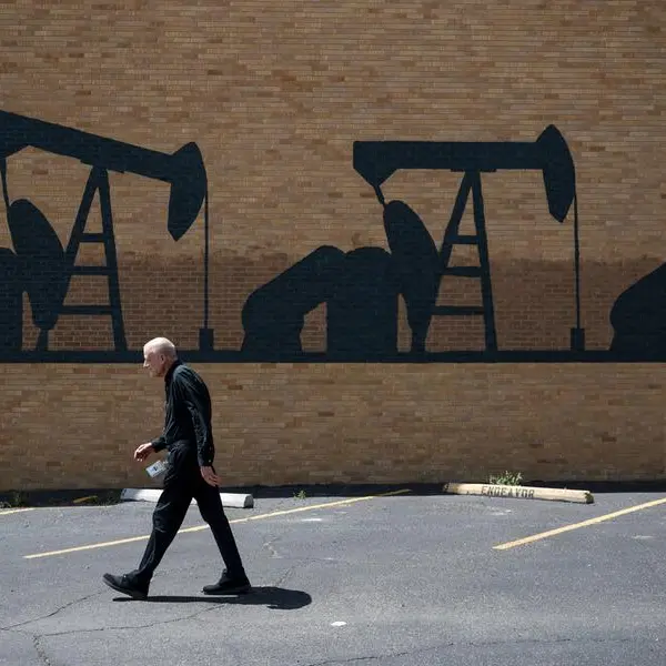 Oil prices fall as rising US inventories reinforce oversupply concerns