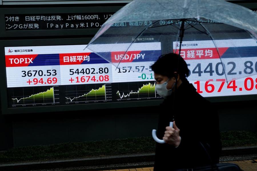 Asia stocks rebound, oil dives as Trump and Iran trade barbs