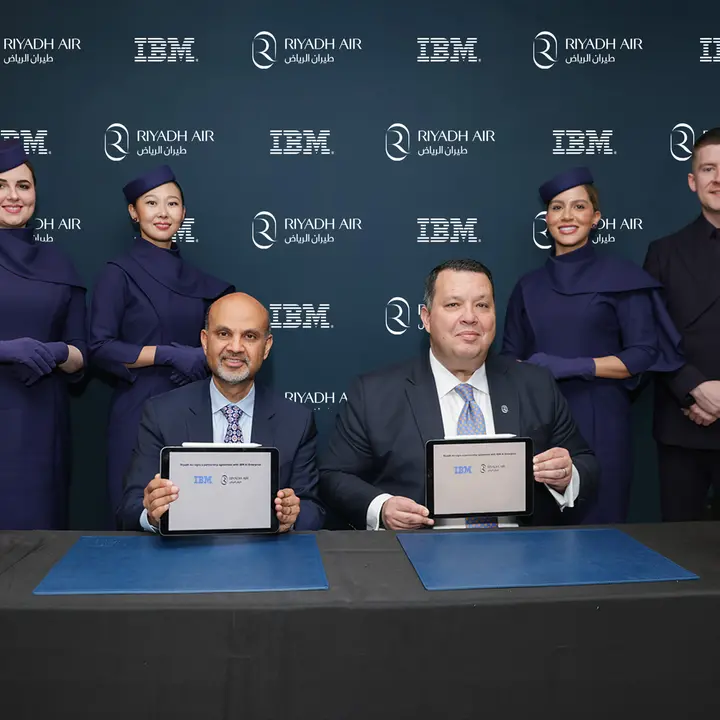 طيران الرياض و \"IBM\" يوقعان شراكة استراتيجية لتأسيس أول منظومة تشغيلية رقمية بالكامل