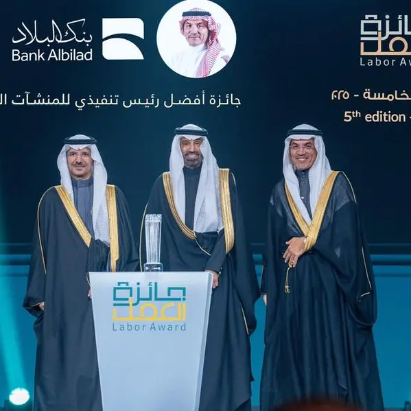 الرئيس التنفيذي لبنك البلاد يحصد جائزة أفضل رئيس تنفيذي للمنشآت الكبيرة