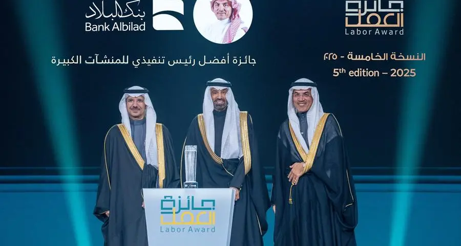 الرئيس التنفيذي لبنك البلاد يحصد جائزة أفضل رئيس تنفيذي للمنشآت الكبيرة