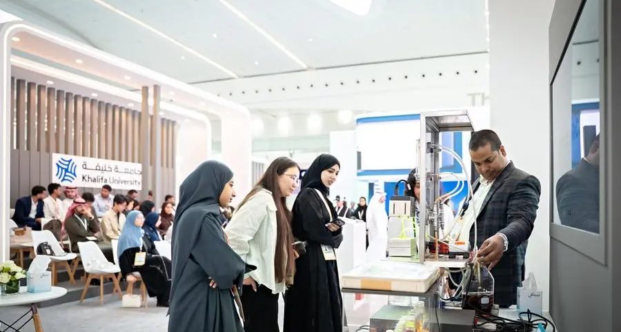 جامعة خليفة تستعرض حلولًا رائدة في الذكاء الاصطناعي والاستدامة وتحلية المياه خلال \"القمة العالمية لطاقة المستقبل\" 2026