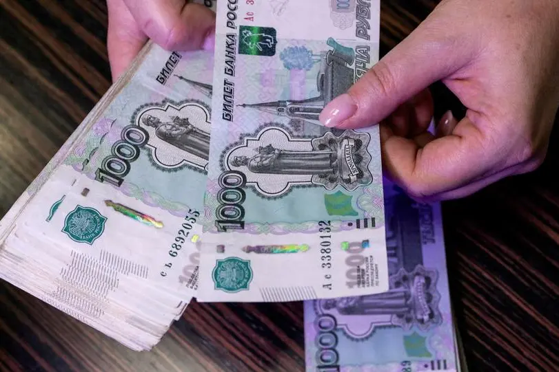 FILE PHOTO: An employee counts Russian 1000-rouble banknotes in a bank office in Moscow, Russia, in this illustration picture taken October 9, 2023. REUTERS/Maxim Shemetov/Illustration. , Reuters