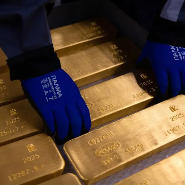 Gold climbs over 1% as oil drops on US-Iran interim deal