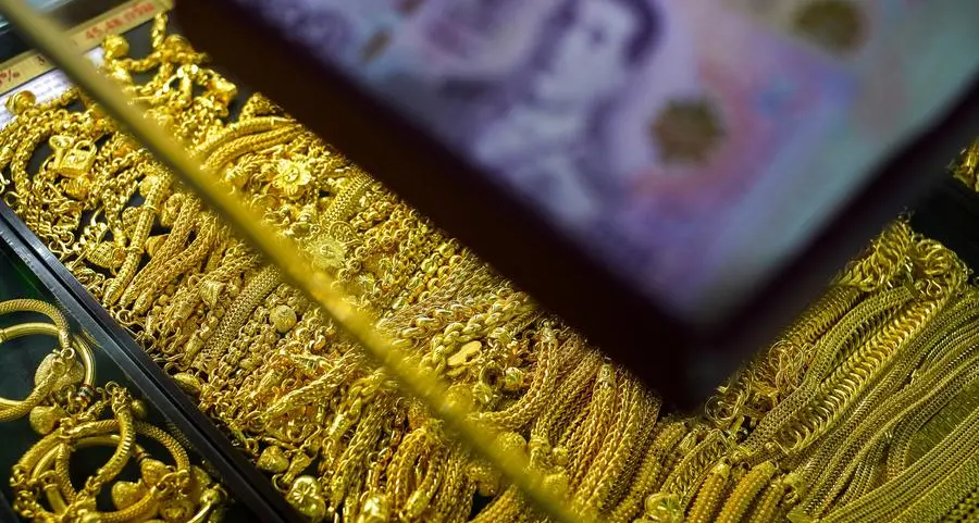 Gold reclaims $4,000/oz level as dollar slips, US shutdown woes persist