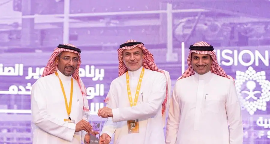 وزير الصناعة والثروة المعدنية يكرم بنك التنمية الاجتماعية على دوره لدعم برنامج \"الألف ميل لريادة الأعمال\"