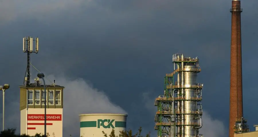 Oil dips on recession fears, slower demand