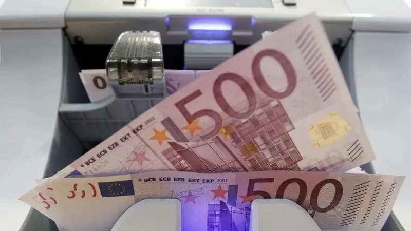 Euro zone bond yields fall while Bund yields hold below recent peaks