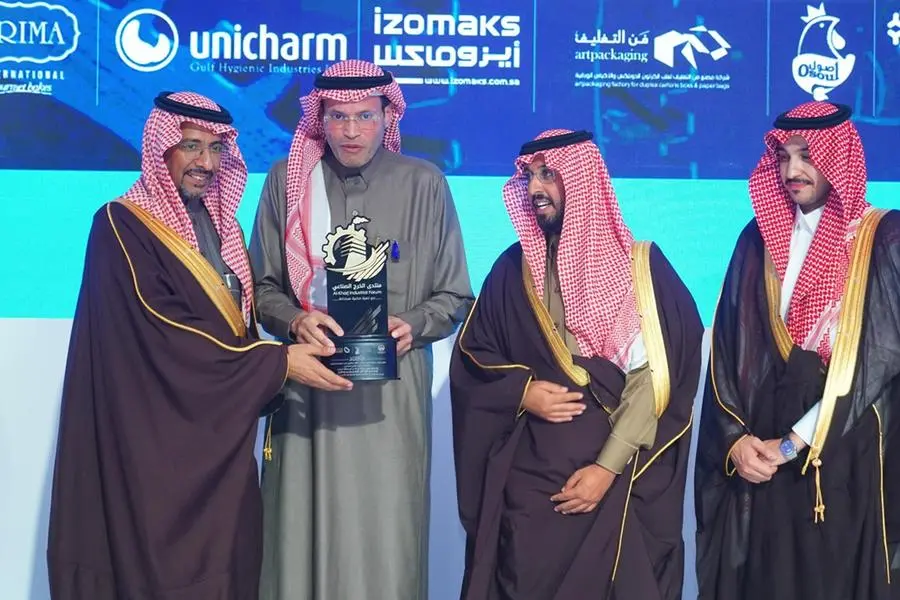 <p>The Governor of Al-Kharj and the Minister of Industry and Mineral Resources honor Almarai for sponsoring the Al-Kharj Industrial Forum</p>\\n