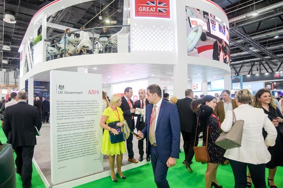 عرض التكنولوجيا التحويلية والابتكار البريطاني الرائد عالميًا والجراحة الحية في جناح المملكة المتحدة في معرض الصحة العربي 2023