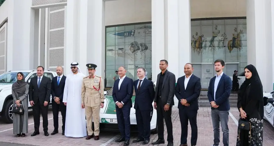\"بورشه تايكان\" تنضمّ إلى أسطول شرطة دبي معزّزةً قدراتها عالية الأداء في مجال إنفاذ القانون