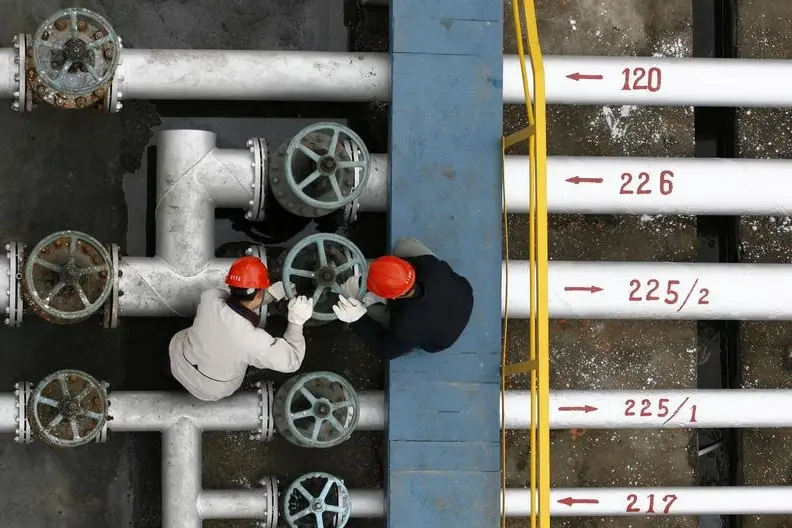 Labourers work at a refinery in Jingmen, in central China\\'s Hubei province, December 8, 2006. China will open its wholesale oil products market to foreign firms next year, the Commerce Ministry said on Wednesday, but analysts say tight rules will mean little real increase in competition from abroad. CHINA OUT REUTERS/Stringer (CHINA) - RTR1K68N , Reuters Images
