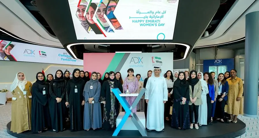 سوق أبوظبي للأوراق الماليّة يقرع جرس افتتاح التداول احتفالًا بيوم المرأة الإماراتية