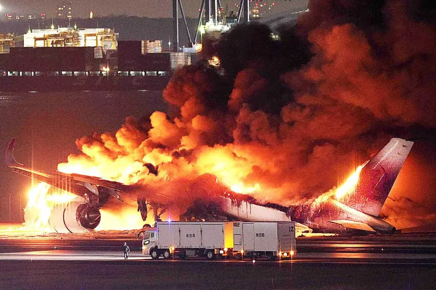 مُحدث: اندلاع النيران في طائرة بمطار هانيدا في طوكيو