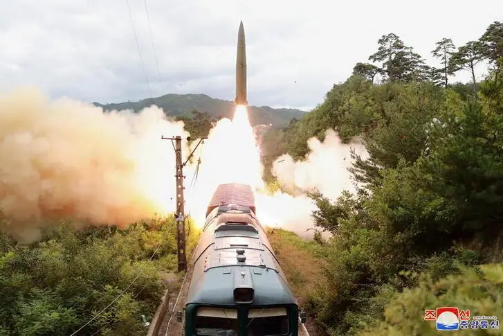كوريا الشمالية تطلق صاروخ باليستي نحو البحر الشرقي