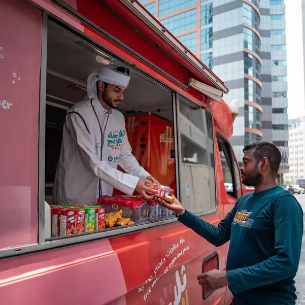 الحملة المجتمعية الإنسانية \"ثلاجة الفريج\" تواصل توزيع المياه الباردة والعصائر والمثلجات على العمال في دبي